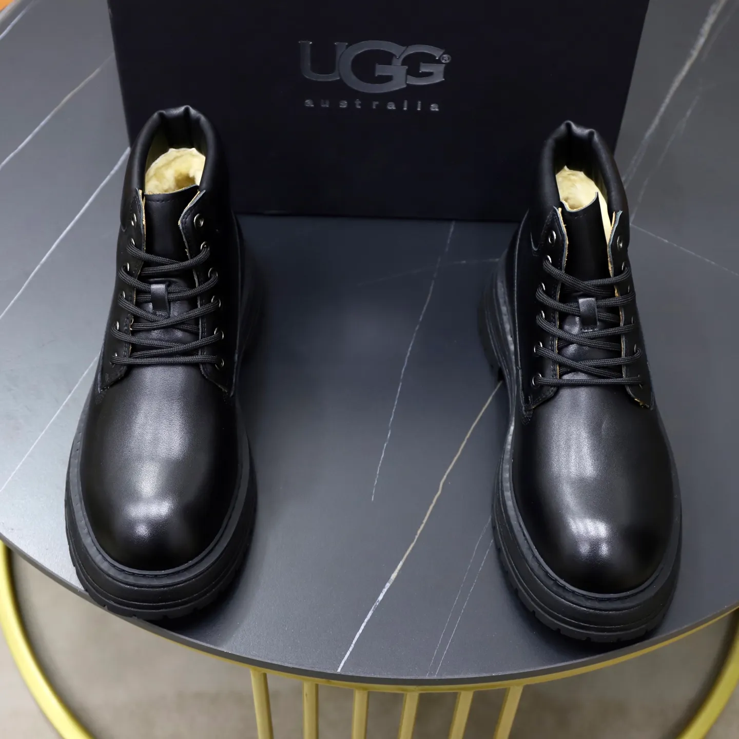 Ex-factory price: 680💰Thick wool imported from Australia Brand: UGG genuine purchasing agent Size: 38-44 (customized in 45) Grade: Official website 1:1 Material: First-layer genuine leather waterproof and antifreeze upper Real wool lining Original non-slip Soft wear-resistant outsole Style category: Men's casual shoes Trendy style Comfortable on the feet Color: Official website color synchronization